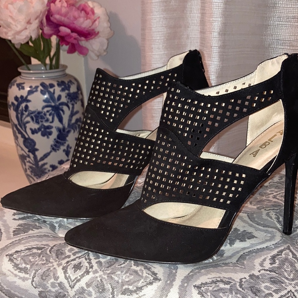 Black Caged Pump